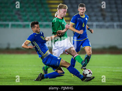 De Mitrovica, au Kosovo. 7 septembre 2018. En vertu de l'UEFA 21 championnat d'Apply, Kosovo U21 contre République d'Irlande U21 ; Kamer Krasniqi du Kosovo de fautes Henry Charsley République d'Irlande : Action Crédit Plus Sport Images/Alamy Live News Banque D'Images