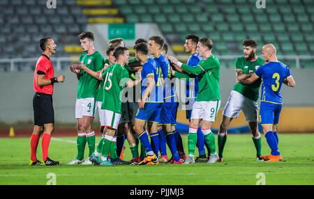 De Mitrovica, au Kosovo. 7 septembre 2018. En vertu de l'UEFA 21 championnat d'Apply, Kosovo U21 contre République d'Irlande U21 ; les joueurs des deux équipes font valoir après la faute sur par Florent Hasani du Kosovo : l'action de Crédit Plus Sport Images/Alamy Live News Banque D'Images