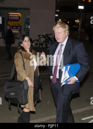 Boris Johnson et épouse QC, Marina Wheeler laisser Hustings Uxbridge Banque D'Images