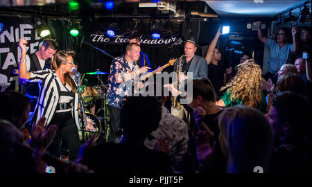 Londres, Royaume-Uni. 7 septembre 2018. Phénomène 80s band Daniel prend un train, qui a obtenu un contrat de 30 ans après sa rupture, en concert au Troubadour à Londres avec danser les spectateurs autour d'eux. Credit : Ernesto Rogata/Alamy Live News. Banque D'Images