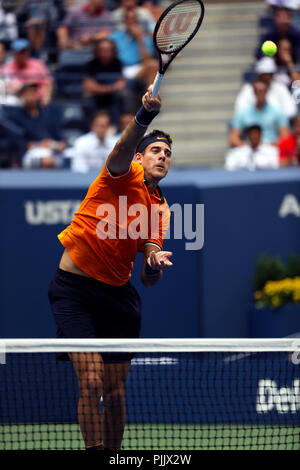 New York, USA. 7 septembre 2018. US Open de Tennis : l'Argentine, Juan Martin del Potro revient un passage à l'Espagne de Rafael Nadal, lors de leur match de demi-finale à l'US Open à Flushing Meadows, New York. Nadal a pris sa retraite après le deuxième et del Potro fera face à Novak Djokovic en finale de dimanche. Crédit : Adam Stoltman/Alamy Live News Banque D'Images