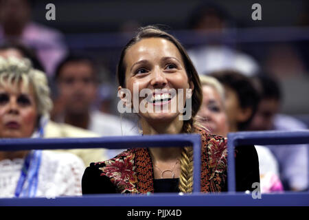 New York, USA. 7 septembre 2018. US Open de Tennis : Djokovic Jelena, épouse du joueur de tennis Novak Djokovic, montres son mari en concurrence contre Kei Nishikori du Japon au cours de leur match de demi-finale à l'US Open à Flushing Meadows, New York. Djokovic a gagné le match et devra faire face à Juan Martin del Potro, de l'Argentine en finale de dimanche. Crédit : Adam Stoltman/Alamy Live News Banque D'Images