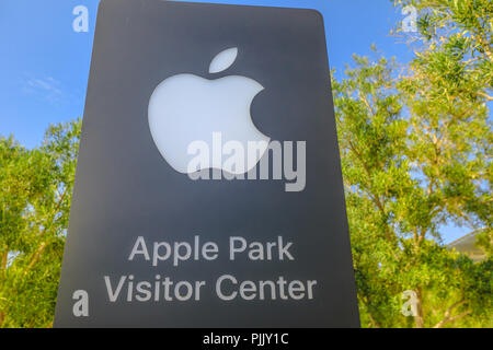 Cupertino, CA, United States - 12 août 2018 : signe d'Apple le nouveau siège d'Apple et Apple Park Visitor Center de Tantau Avenue de Cupertino, Silicon Valley, Californie. Banque D'Images