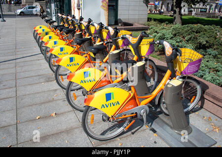 Une rangée de voitures en stationnement pour vélos dans le cadre d'un nouveau projet destiné à encourager l'alimentation 'Pédale' à Vilnius, Lituanie Banque D'Images