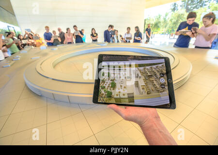 Cupertino, CA, United States - 12 août 2018 : 3d de la carte avec l'iPad de démonstration vue du nouveau siège d'Apple à Apple Park Visitor Centre à Tantau Avenue de Cupertino, Californie, dans la Silicon Valley. Banque D'Images