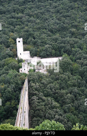 Aqueduc romain à Spoleto , l'Ombrie, région de l'Italie Banque D'Images