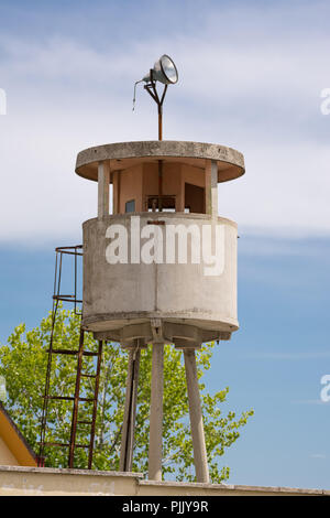 Tour de garde en béton armé dans une ancienne caserne militaire Banque D'Images