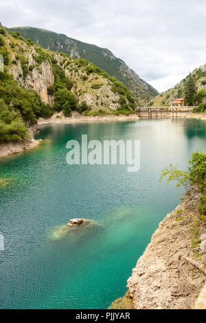 Lac de San Domenico dans les gorges du Sagittaire (Italie) Banque D'Images