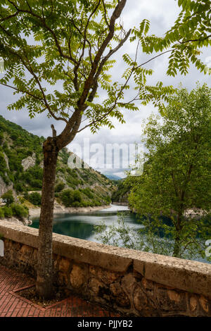 Lac de San Domenico dans les gorges du Sagittaire (Italie) Banque D'Images