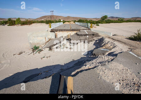 Les dommages par inondation des routes et des ponts de l'autoroute fermée dans le désert de Mojave, près de Barstow, en Californie. Banque D'Images