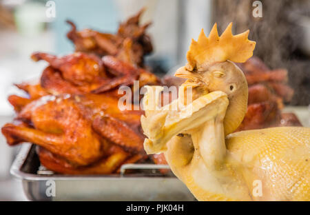 Poulet entier rôti vendu dans les rues de marché du matin à Hanoi, Vietnam Banque D'Images