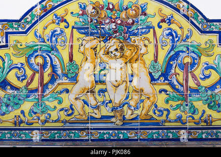 Les carreaux en céramique de Trois putti. Datant de la fin du xixe siècle. Malaga, Espagne. Banque D'Images