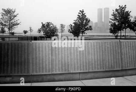 Le World Trade Center Twin Towers sont vus d'Ellis Island en 1994. Banque D'Images