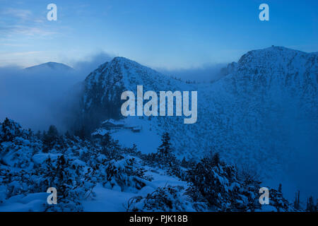 Vue depuis l'Fahrenberg sur l'Italia en hiver au crépuscule, à Walchensee, Alpes bavaroises, Upper Bavaria, Bavaria, Germany Banque D'Images
