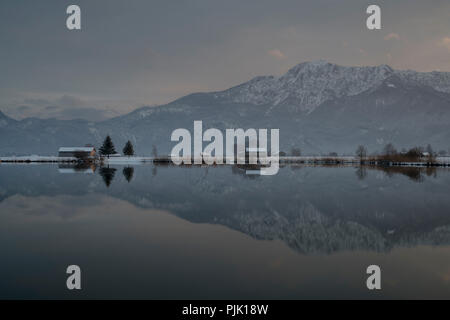 L'humeur du soir au lac de Eichsee en hiver avec vue contre Italia, près de Kochel, Alpes bavaroises, Upper Bavaria, Bavaria, Germany Banque D'Images