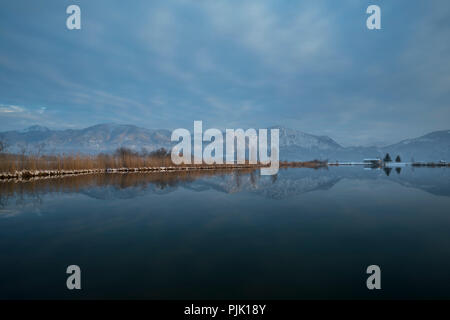 L'humeur du soir au lac de Eichsee en hiver avec vue contre Jochberg, près de Kochel, Alpes bavaroises, Upper Bavaria, Bavaria, Germany Banque D'Images