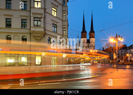 Allemagne (Saxe-Anhalt), Halle (Saale), Hallmarkt marché, église et tour rouge, crépuscule, light trails du tramway Banque D'Images