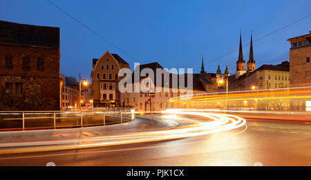 Allemagne (Saxe-Anhalt), Halle (Saale), crépuscule, light trails de tram et voiture, derrière l'église et du marché, la Tour Rouge Banque D'Images