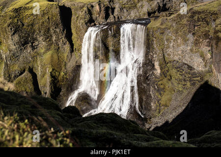 Une cascade puissante avec rainbow en Islande Banque D'Images