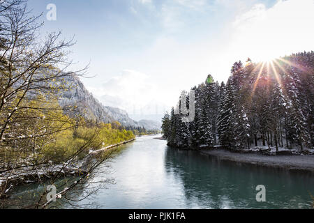 La transition entre l'hiver et au printemps à Lech river dans la région de l'Allgäu Banque D'Images