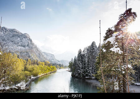 La transition entre l'hiver et au printemps à Lech river dans la région de l'Allgäu Banque D'Images