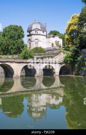 L'hôtel de ville reflète dans l'eau, de Châteauneuf-sur-Loire, Loiret, France, Europe Banque D'Images