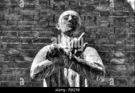 Monument à le théologien Dietrich Bonhoeffer, qui a été assassiné en 1945 au camp de concentration de Flossenbürg le, sur la façade extérieure de l'église Sankt Petri, Hambourg, Allemagne, Europe Banque D'Images