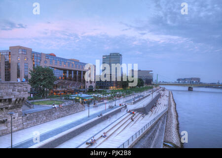 Escalier sur Rhin boulevard, l'Hotel Hyatt Regency at Dusk, Deutz, Cologne, Rhénanie du Nord-Westphalie, Allemagne, Europe Banque D'Images