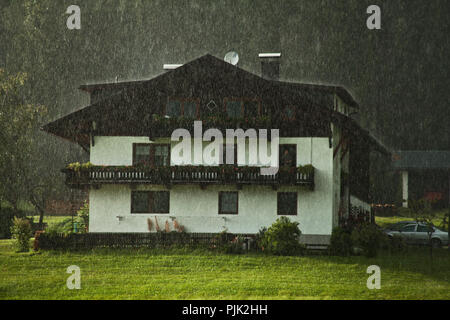 Autriche, Tyrol, Obsteig, farm dans Heavy Rain Banque D'Images