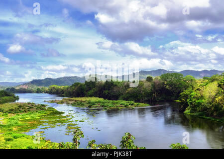 Un bel aperçu de la parc national de Chagres, Panama. Les coupes de la rivière Chagres Rio profondément à l'intérieur des forêts tropicales Banque D'Images