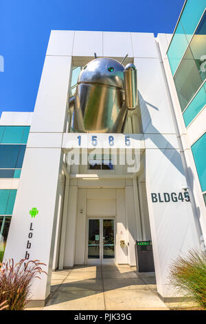 Mountain View, California, United States - 13 août, 2018 Android Android : statue de bâtiment sur le campus de l'AC de Charleston Google dans la Silicon Valley près de Googleplex. Hall de l'immeuble 45. Tir vertical. Banque D'Images