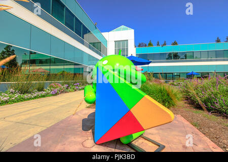 Mountain View, Californie, États-Unis - 13 août 2018 : Google Play Android statue de nougat sur le premier plan au Charleston Campus de Google dans la Silicon Valley, près de siège Googleplex. Capacités 47. Banque D'Images