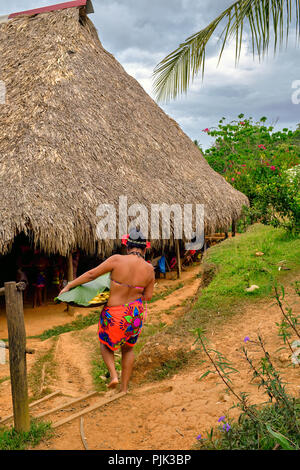 Le parc national de Chagres, Panama - 22 Avril 2018 : Native peuple Embera apportant de la nourriture pour touristes en visite dans la tribu's hut Banque D'Images