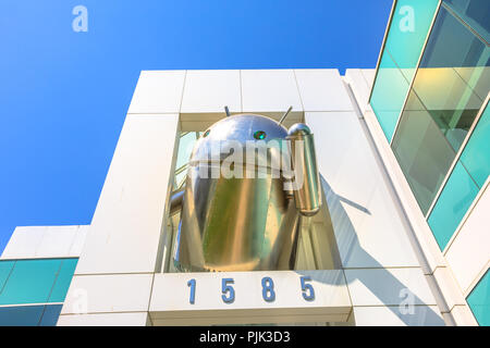 Mountain View, Californie, États-Unis - 13 août 2018 : Statue Android icône en haut d'un siège de l'entreprise Google sur Charleston Campus, Silicon Valley près de Googleplex. Banque D'Images