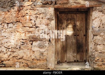 Maison de village avec ancienne porte en bois Banque D'Images