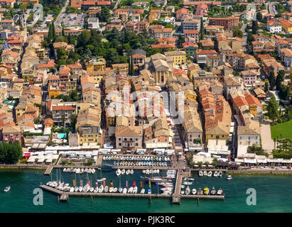 Vue aérienne, Bardolino avec voiliers de plaisance, promenade, Lago di Garda, Lac de Garde, Bardolino, Italie du Nord, Veneto, Italie Banque D'Images