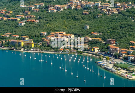 Vue aérienne, Malcesine, Lago di Garda, Lac de Garde, Brenzone sul Garda, dans le Nord de l'Italie, Vénétie, Italie Banque D'Images