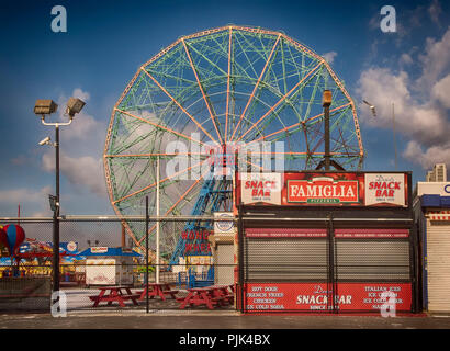 Luna Park avec grande roue à Coney Island, Brooklyn, New York City, USA, stalles et manèges sont fermé en hiver Banque D'Images