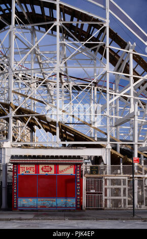 Congé d'hiver, montagnes russes au Luna park de Coney Island, Brooklyn, New York City, USA Banque D'Images