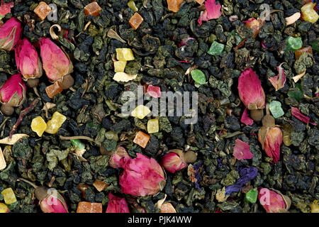 Mélange de fruits à base de thé de pétales de fleurs et de fruits secs. Photo haute résolution. Banque D'Images