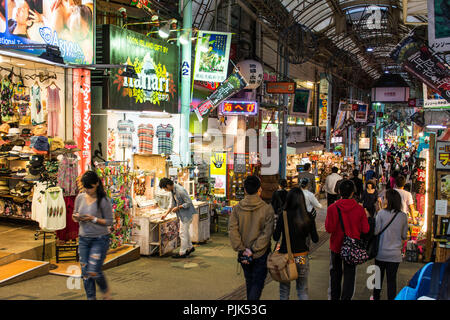 Boutiques dans l'Kokusai Dori de Naha sur l'île d'Okinawa du Japon Banque D'Images