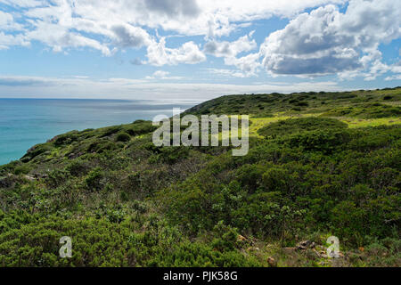 Praia da Salema, près de Figueira sur l'imposant des côtes rocheuses de l'Atlantique dans la Parc Naturel du Sud-Ouest Alentejano et Costa Vicentina Banque D'Images