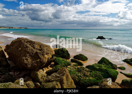 Praia da Salema, près de Figueira sur l'imposant des côtes rocheuses de l'Atlantique dans la Parc Naturel du Sud-Ouest Alentejano et Costa Vicentina Banque D'Images