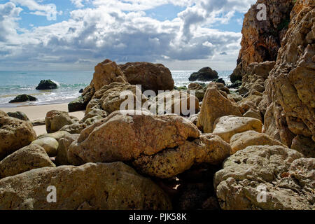 Praia da Salema, près de Figueira sur l'imposant des côtes rocheuses de l'Atlantique dans la Parc Naturel du Sud-Ouest Alentejano et Costa Vicentina Banque D'Images