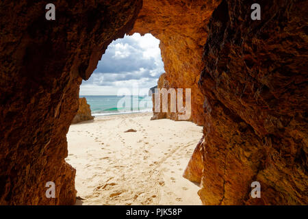 Praia da Salema, près de Figueira sur l'imposant des côtes rocheuses de l'Atlantique dans la Parc Naturel du Sud-Ouest Alentejano et Costa Vicentina Banque D'Images