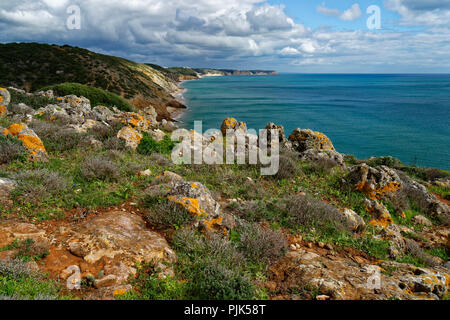 Praia da Salema, près de Figueira sur l'imposant des côtes rocheuses de l'Atlantique dans la Parc Naturel du Sud-Ouest Alentejano et Costa Vicentina Banque D'Images