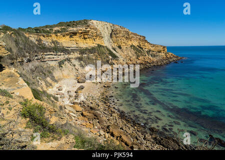 Impressions de sentier du littoral atlantique de Luz, à l'ouest de Lagos, à Salema, le long des côtes rocheuses de l'Atlantique d'imposer dans le Parc Naturel du Sud-Ouest Alentejano et Costa Vicentina Banque D'Images