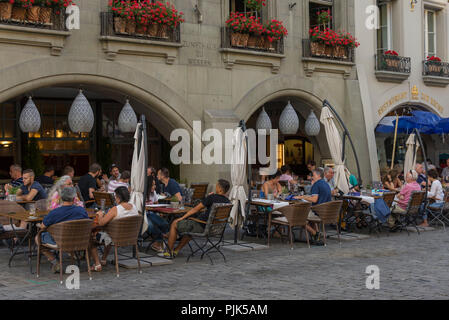 Vieille ville Gerechtigkeitsgasse avec Klötzlikeller, Berne, Canton de Berne, Suisse Banque D'Images