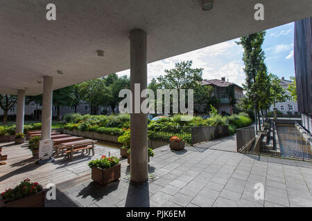 Tables de jardin avec un café au collège communautaire, Rosenheim, Bavière, Allemagne Banque D'Images