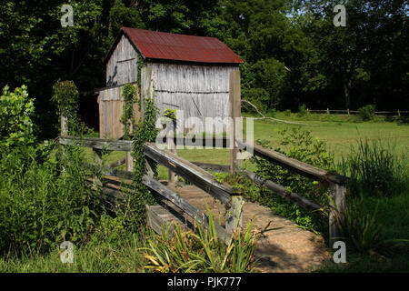 Scène rurale avec pont en bois et remise en Virginie, USA Banque D'Images